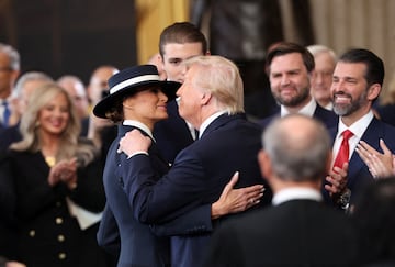 El presidente Donald Trump se acerca para besar a su esposa Melania Trump.