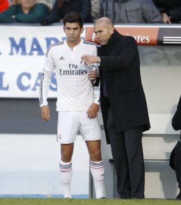 Enzo Zidane y Zinedine Zidane han coincidido en el Real Madrid Castilla. El Balón de Oro en 1998, 2000 y 2003 designó a Enzo como capitán del equipo de cara a la próxima temporada.