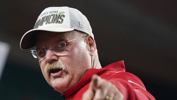 El coach de los Chiefs entrega un calendario a sus jugadores y entrenadores para la offseason.