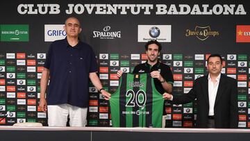 Juanan Morales, Ferran Bassas y Jordi Martí en la presentación del jugador en Badalona.