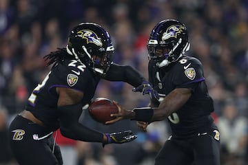 Derrick Henry recibe el balón de Lamar Jackson.