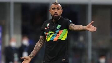 MILAN, ITALY - APRIL 09: Arturo Vidal of FC Internazionale reacts during the Serie A match between FC Internazionale v Hellas Verona FC at Stadio Giuseppe Meazza on April 09, 2022 in Milan, Italy. (Photo by Emilio Andreoli - Inter/Inter via Getty Images)