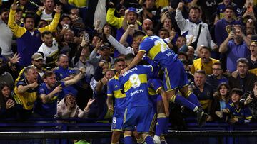 Players of Boca Juniors celebrate after defender Marcelo Weigandt scored during the Copa Libertadores group stage second leg football match between Argentina's Boca Juniors and Chile's Colo Colo at La Bombonera stadium in Buenos Aires on June 6, 2023. (Photo by ALEJANDRO PAGNI / AFP)