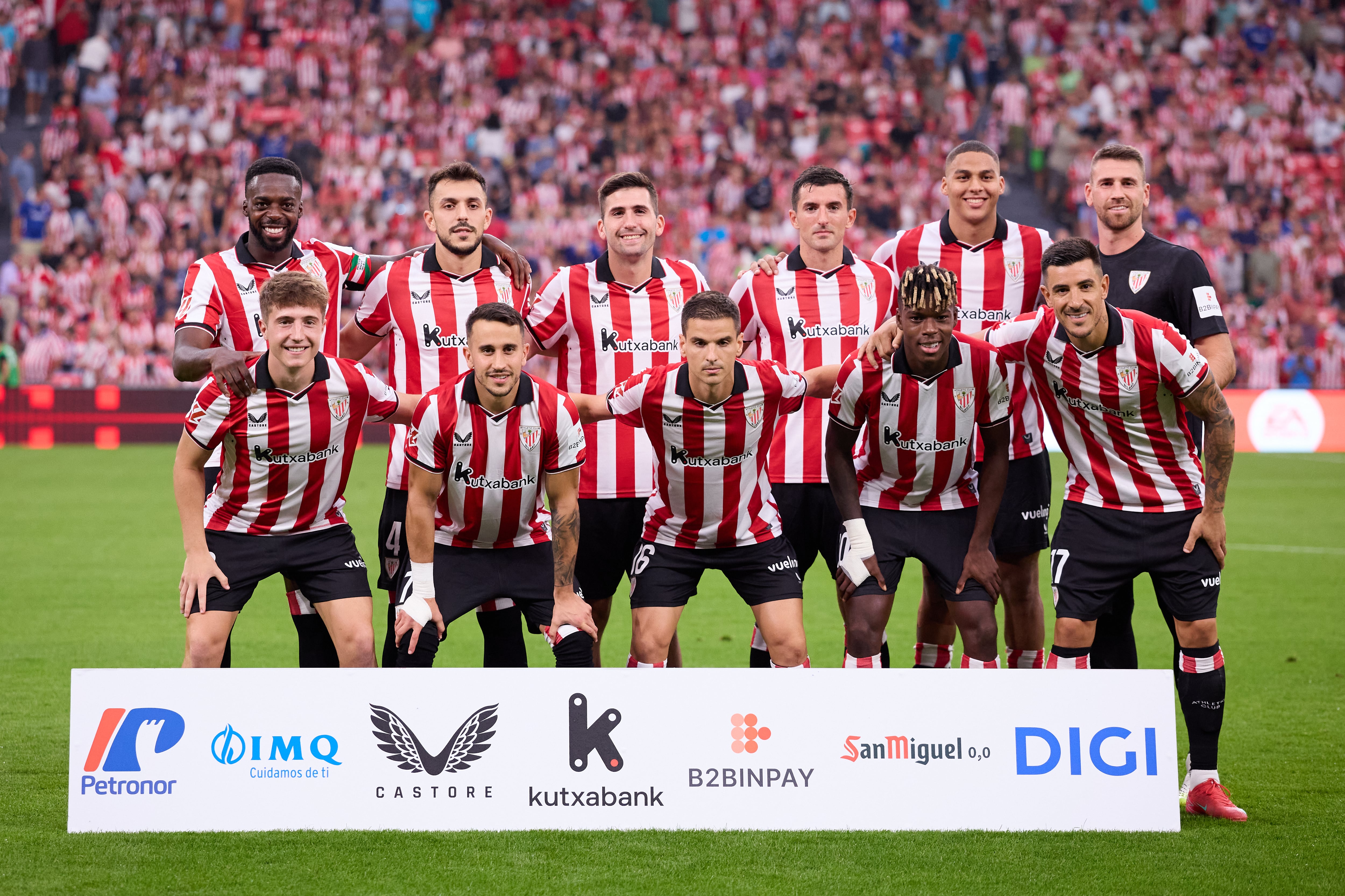 Pilbhao, España - 17 de agosto: Lalica EA entre San Mamase Athletics Club y Sevilla FC el 17 de agosto de 2025 en Bilbao, España. Los jugadores del Club de Atletas hacen cola para una foto grupal antes del juego. (Foto Ricardo Larina/Europa Press a través de Getty Images)