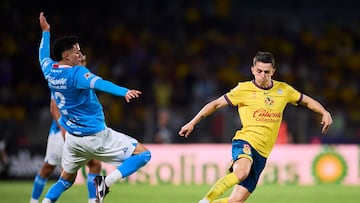 Jorge Sanchez (L) of Cruz Azul fights for the ball with Alvaro FIdalgo (R) of America during the Semi-Final first leg match between Cruz Azul and America as part of the Liga BBVA MX, Torneo Clausura 2025 at Olimpico Universitario Stadium on May 15, 2025 in Mexico City, Mexico.