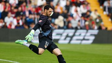MADRID, 26/10/2024.- El portero del Rayo Vallecano Augusto Batalla saca de portería este sábado, durante el partido de la jornada 11de LaLiga EA Sports, entre el Rayo Vallecano y el Alavés, en el Estadio de Vallecas, en Madrid. EFE/ Rodrigo Jiménez