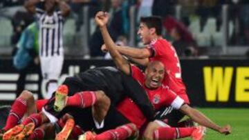 Los jugadores del Benfica celebran el pase.