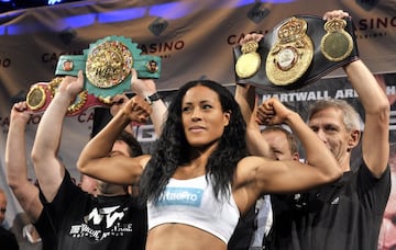 Se tardó mucho tiempo en volver a ver las cuatro coronas juntas. La disparidad de criterios entre organismo lo impidió. Cecilia Braekhus logró tener la chanza por un motivo similar al de Hopkins. Era campeona mundial del peso welter desde marzo de 2009. Desde el primer momento tuvo las coronas WBC y WBA. En mayo de 2010 sumó la WBO y necesitó doce defensas de los tres cinturones para que hubiese acuerdo y se enfrentase a la monarca IBF de turno. Había limpiado la división y el 13 de septiembre de 2014 derrotó a Ivana Habazin por decisión unánime para hacer historia. Su legado indiscutido duró hasta agosto de 2020, cuando Jessica McCaskill la derrotó.  