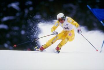 Vreni Schneider se retiró en 1995. Obtuvo cinco medallas Olímpicas: dos oros en eslalon gigante y eslalon en Calgary 1988 y otro oro en eslalon, una plata en combinada y un bronce en eslalon gigante en Lillehammer 1994. Además, consiguió tres Campeonatos del Mundo en eslalon gigante en 1987 y 1989, y en eslalon en 1991, dos platas en eslalon y combinada en 1989, y un bronce en combinada en 1991. La esquiadora suiza ganó tres Generales de la Copa del Mundo, a parte seis Copas del Mundo en eslalon y cinco en eslalon gigante, con un total de 55 victorias.