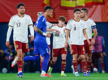 Víctor Muñoz celebra su primer gol con la Selección tras firmar el tercero de la noche.