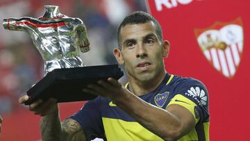 Carlos Tévez recogiendo el trofeo Antonio Puerta 2016.