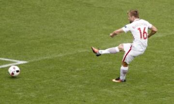 Poland hold their nerves to book their place in the quarter final