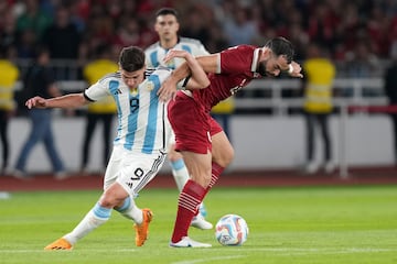 Jordi Amat Maas es un caso muy curioso. Naci車 en Barcelona, pero tiene ascendencia indonesia por su abuela. De hecho, tiene sangre real, y es pr赤ncipe heredero de la isla de Siau. El defensa tuvo una gran trayectoria en LaLiga, donde jug車 en el Espanyol, Rayo Vallecano y Betis. En la Selecci車n jug車 en categor赤as inferiores, llegando a la Sub-21, pero en la absoluta no tuvo nunca hueco y se decant車 por jugar con la Selecci車n de Indonesia. Debut車 en diciembre de 2022 ante Camboya en la Copa AFF.
