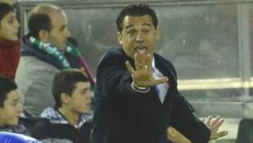 Luis García, dando órdenes.