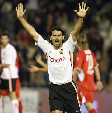 Dos Ligas, Una Coap de la UEFA y una Supercopa de Europa es el palmarés del defensor argentino con el Valencia. 