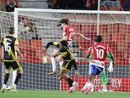 GRANADA (ANDALUCÍA), 06/01/2026.- El delantero del Granada Pablo Sáenz (c-arriba) anota un gol este martes durante el partido de la ronda de dieciseisavos de la Copa del Rey que enfrenta al Granada CF y al Rayo Vallecano en el estadio Nuevo Los Cármenes de la ciudad nazarí. EFE/ Pepe Torres
