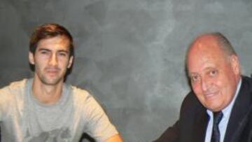 <b>ACUERDO. </b>Lanzarote, ayer, en el momento de la firma con Soteras.