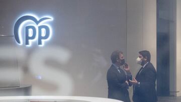 El presidente de la Xunta de Galicia, Alberto Núñez Feijóo (i), y el presidente de la Región de Murcia, Fernando López Miras (d), conversan a su salida de la sede de Génova, a 23 de febrero de 2022, en Madrid (España). El PP celebra una reunión durante la tarde de hoy con el fin de tratar la crisis interna y acordar el congreso nacional. El líder del partido, que no ha dejado de asistir a la sesión de control del día de hoy en el Congreso, se verá con sus 'barones' territoriales (sin la presidenta de la Comunidad de Madrid) dos días después de la intensa reunión de más de siete horas que mantuvo con su comité de dirección. La crisis se desató el pasado 16 de febrero cuando comenzaron los rumores sobre un presunto espionaje en nombre de la Empresa Municipal de la Vivienda del Consistorio de investigar al hermano de la presidenta regional para intentar acreditar el posible cobro de comisiones a cambio de contratos públicos.
23 FEBRERO 2022;GÉNOVA;PP;CRISIS INTERNA
Alberto Ortega / Europa Press
24/02/2022