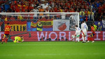 Calafiori anota el gol en propia puerta ante España (Alemania). EFE/Alberto Estévez.