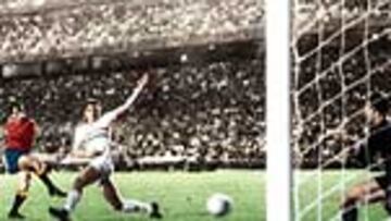 <b>EL PASE A LA FINAL.</B> Se jugaba la prórroga cuando Amancio acertó a batir al meta húngaro.