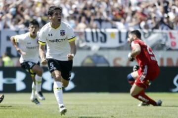 El jugador de Colo Colo Julio Barroso, celebra su gol contra Universidad de Chile durante el partido de primera division disputado en el estadio Monumental de Santiago, Chile.
