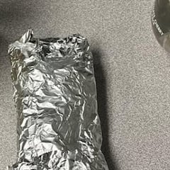 El repartidor de Uber Eats abre el curioso “burrito” que iba a entregar y va a la policía de inmediato