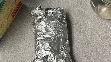 El repartidor de Uber Eats abre el curioso “burrito” que iba a entregar y va a la policía de inmediato