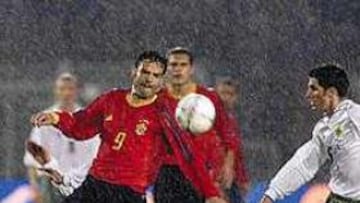 <B>BRILLÓ LA DELANTERA.</B> Los hombres ofensivos de la selección estuvo fina, y Morientes logró un quinto gol tras una bonita jugada.