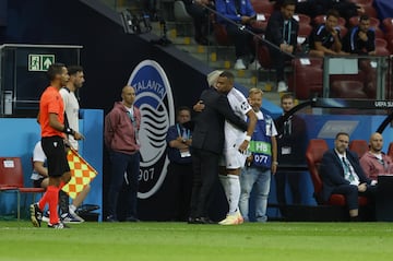 Momento del cambio de Mbappé por Brahim. Ancelotti felicita al francés por su partido.