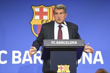 Joan Laporta durante la comparecencia ante los medios de comunicaci¨®n. El presidente daba explicaciones y pon¨ªa de manifiesto lo ocurrido en las ¨²ltimas horas.