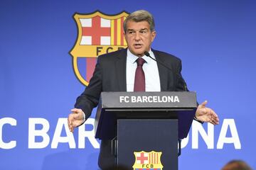 Joan Laporta durante la comparecencia ante los medios de comunicación. El presidente daba explicaciones y ponía de manifiesto lo ocurrido en las últimas horas.





