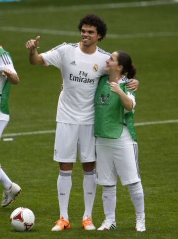 Marcelo, Pepe, Jesé, Morata, Isco, Varane, Xabi Alonso, y Diego López dieron un clinic a algunos aficionados que pudieron pisar el césped del Bernabéu.