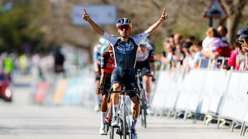 Tom Pidcock alza los brazos en Torredelcampo.