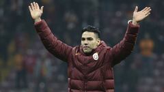 Radamel Falcao Garc&iacute;a celebra con los hinchas de Galatasaray