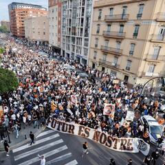 Manifestación multitudinaria contra Peter Lim en Valencia