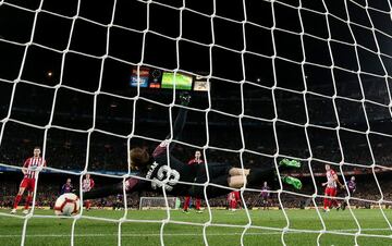 1-0. Luis Suárez marcó el primer gol.