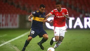 AME2790. PORTOALEGRE (BRASIL), 02/12/2020.- Ze Gabriel (d) de Internacional disputa un bal&oacute;n con Carlos Tevez (i) de Boca hoy, en un partido de los octavos de final de la Copa Libertadores entre Internacional y Boca Juniors en Portoalegre (Brasil).