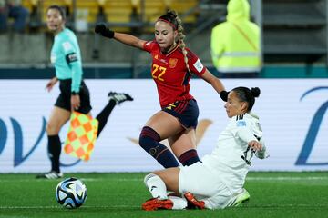 La delantera española Athenea del Castillo lucha por el balón durante el partido entre España y Costa Rica.