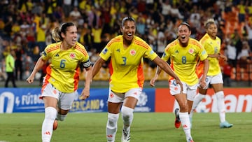 AME1276. MEDELLIN (COLOMBIA), 24/10/2025.- Jugadoras de Colombia celebran un gol este viernes, en un partido de la Liga de Naciones Femenina entre Colombia y Perú en el Atanasio Girardot, en Medellin (Colombia). EFE/ Mauricio Dueñas Castañeda