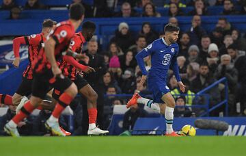 London (United Kingdom), 27/12/2022.- Christian Pulisic (R) of Chelsea in action during the English Premier League soccer match between Chelsea FC and AFC Bournemouth in London, Britain, 27 December 2022. (Reino Unido, Londres) EFE/EPA/Vince Mignott EDITORIAL USE ONLY. No use with unauthorized audio, video, data, fixture lists, club/league logos or 'live' services. Online in-match use limited to 120 images, no video emulation. No use in betting, games or single club/league/player publications
