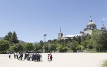 La exposición muestra la vinculación de San Lorenzo de El Escorial con el club rojiblanco a lo largo de la historia.  