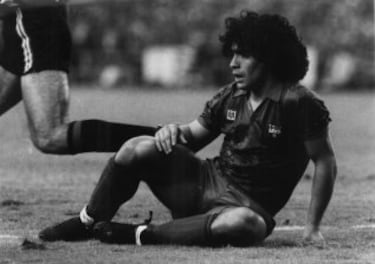 El astro argentino estuvo dos temporadas como blaugrana. Tras su paso por en Napoli llegó al Sevilla en la temporada 1992-93. 