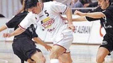 REFERENTE OFENSIVO. Miki, técnico del Playas, cree que las opciones de su equipo pasan por anular a Lenisio.