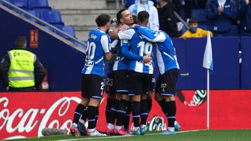 BARCELONA, SPAIN - MARCH 20: Raul de Tomas of Espanyol celebrates with teammates after scoring their team's first goal during the LaLiga Santander match between RCD Espanyol and RCD Mallorca at RCDE Stadium on March 20, 2022 in Barcelona, Spain. (Pho