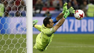 Claudio Bravo contiene el penal del portugués Ricardo Quaresma en la definición por el paso a la final de la Copa Confederaciones 2017.