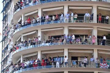 Varios espectadores disfrutan del Gran Premio de Mónaco desde las terrazas de los edificios. 