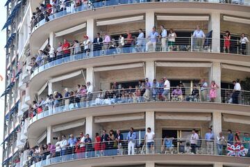Varios espectadores disfrutan del Gran Premio de Mónaco desde las terrazas de los edificios.