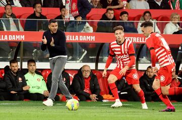 Michel aplaude y anima a sus jugadores, Arnau Martínez y Rodrigo Riquelme.