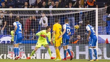 Pantilimon se queda mirando como entra el remate de Thomas que dio la victoria al Atl&eacute;tico.