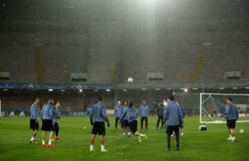 El Real Madrid entrena bajo la lluvia de Nápoles